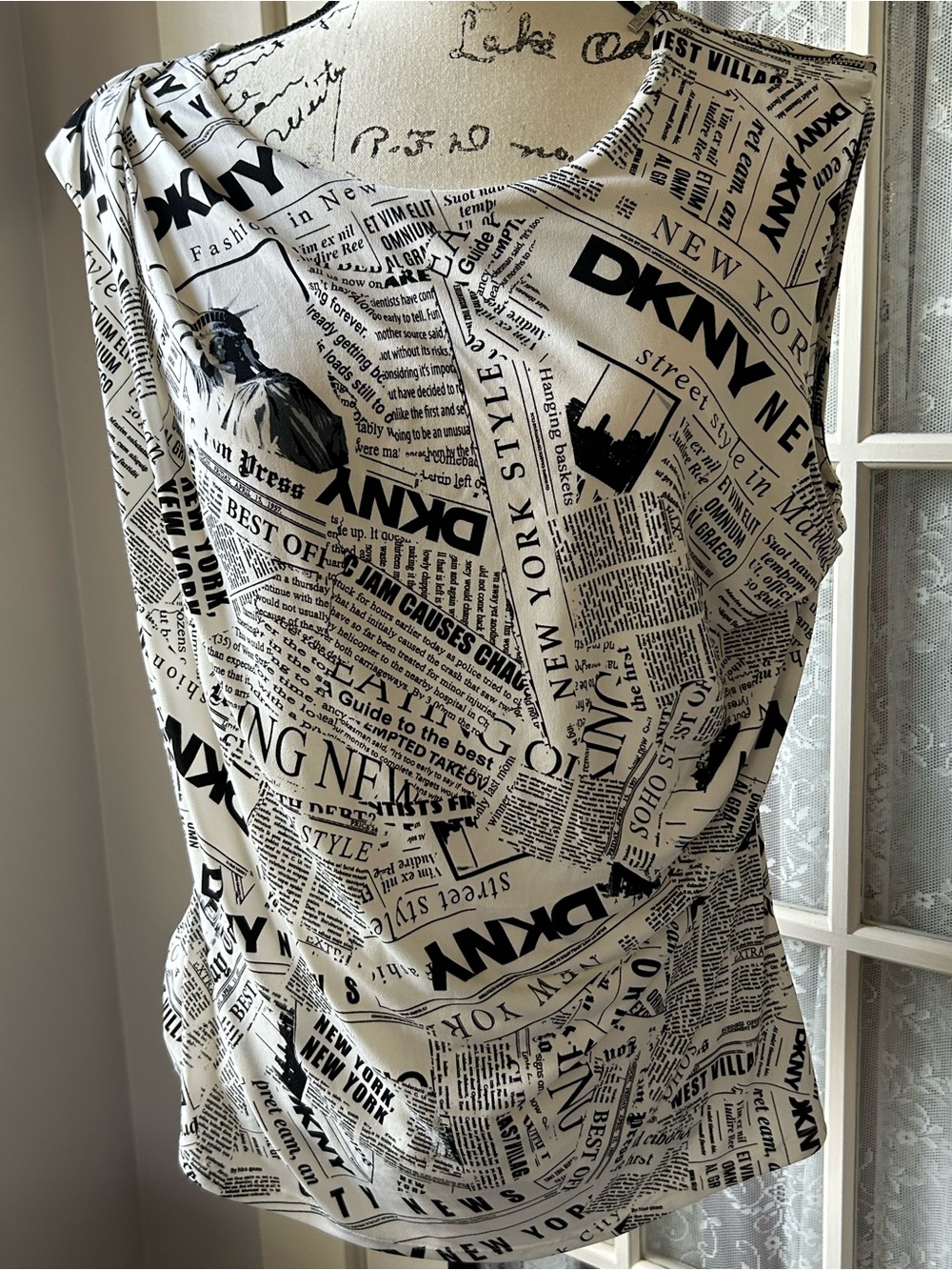 DKNY Black and White Newspaper Print Sleeveless Blouse w/zipper accent Sz XL
